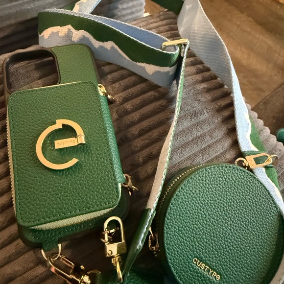Custype Green Crossbody Phonecase with wireless charging! Super cute! - Picture 7 of 8